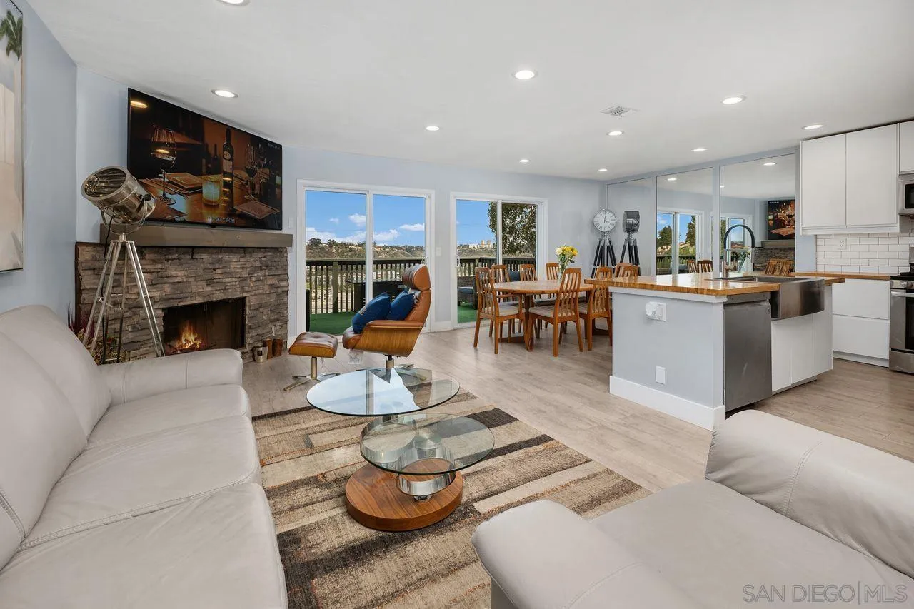 6843 Fashion Hills Blvd