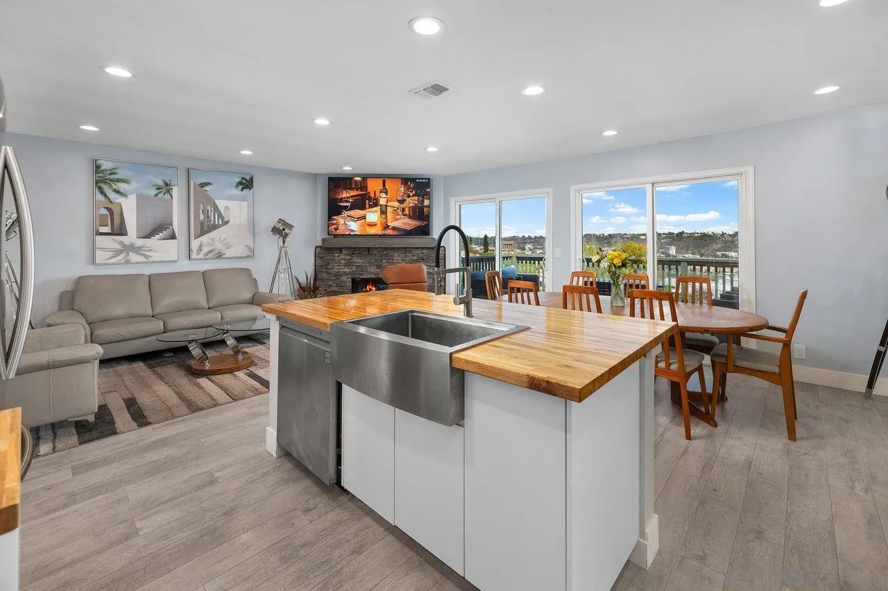 6843 Fashion Hills Blvd
