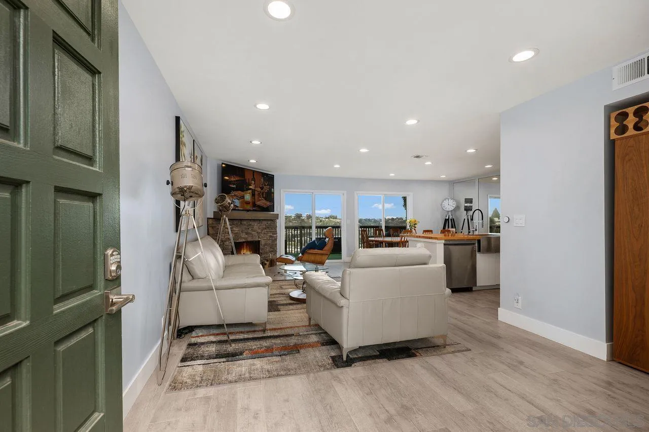 6843 Fashion Hills Blvd