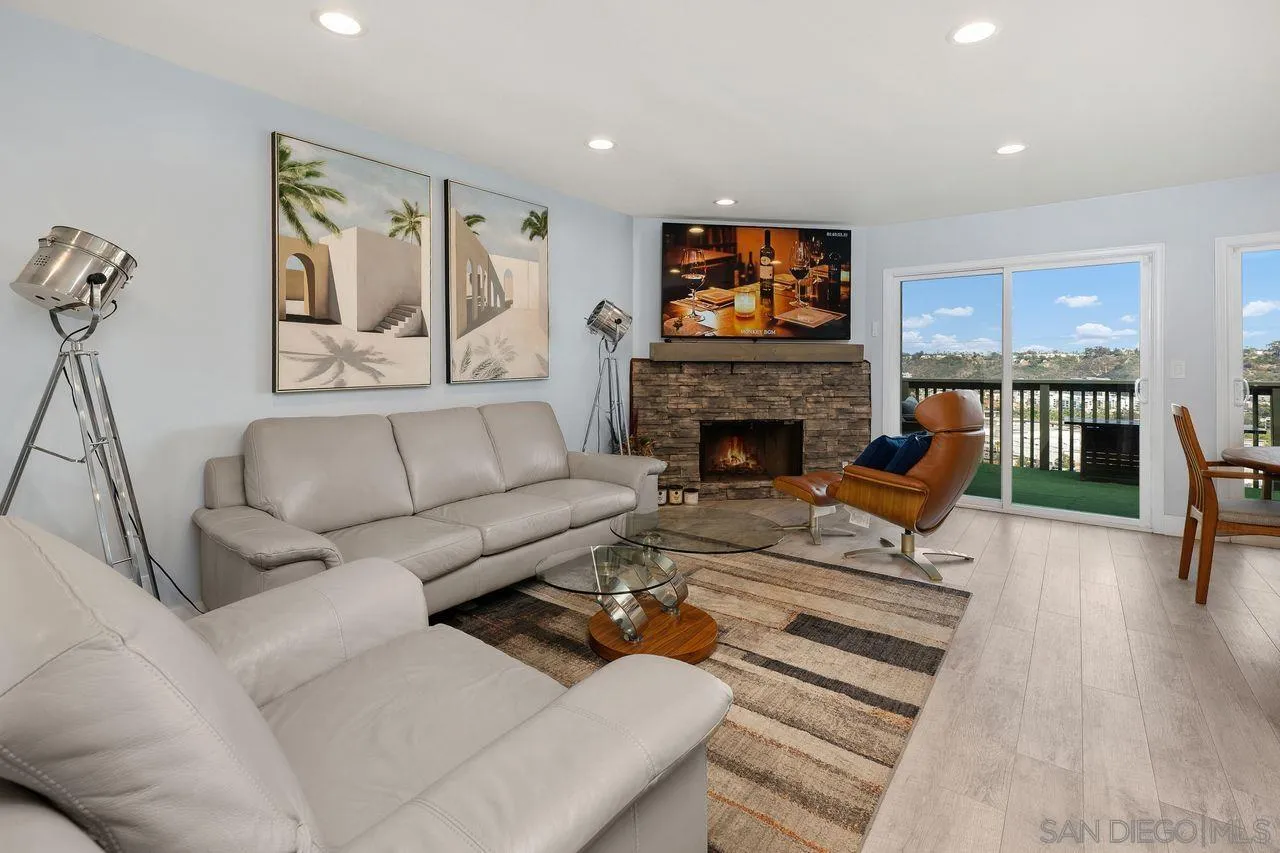 6843 Fashion Hills Blvd