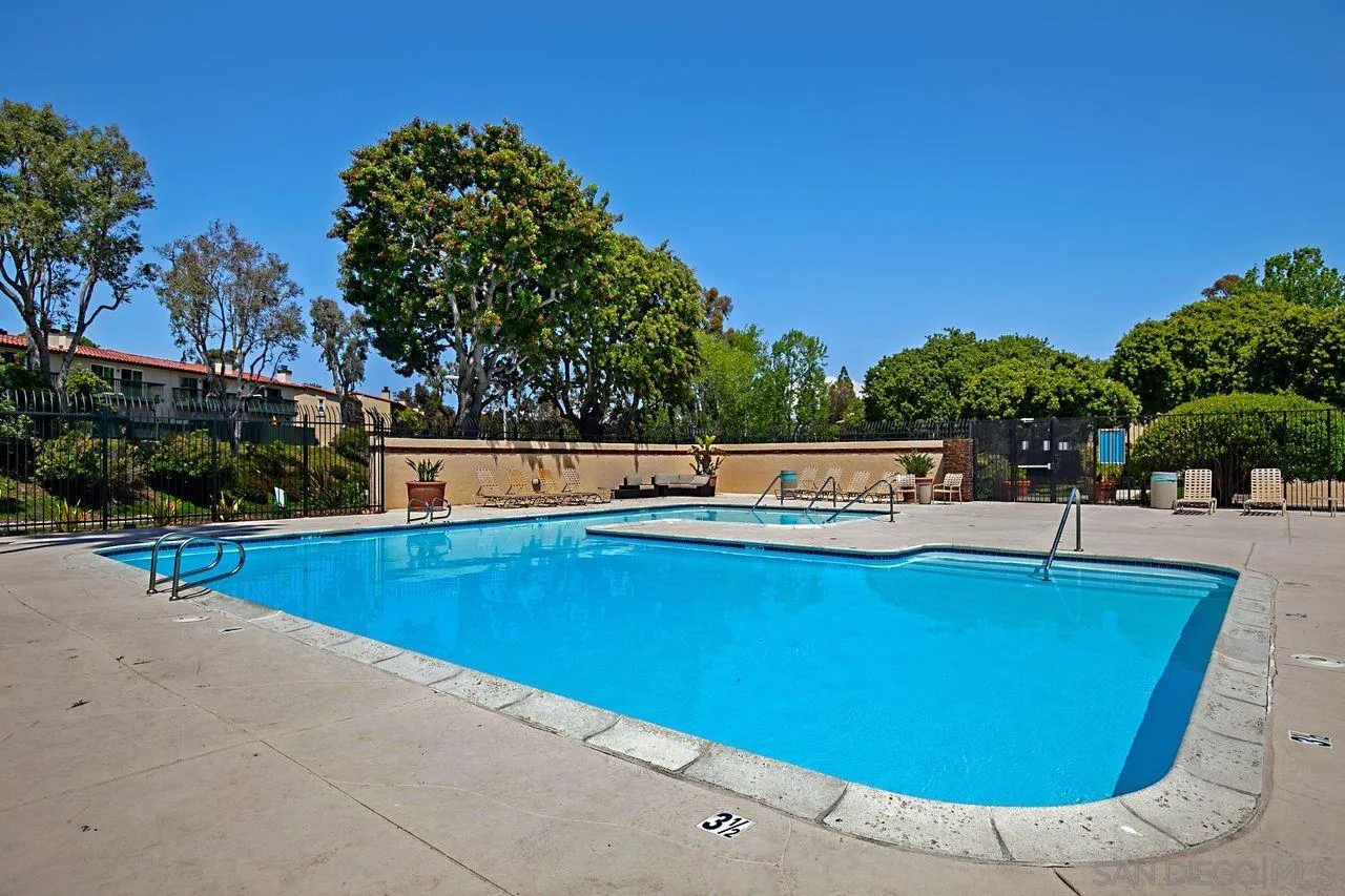 6843 Fashion Hills Blvd