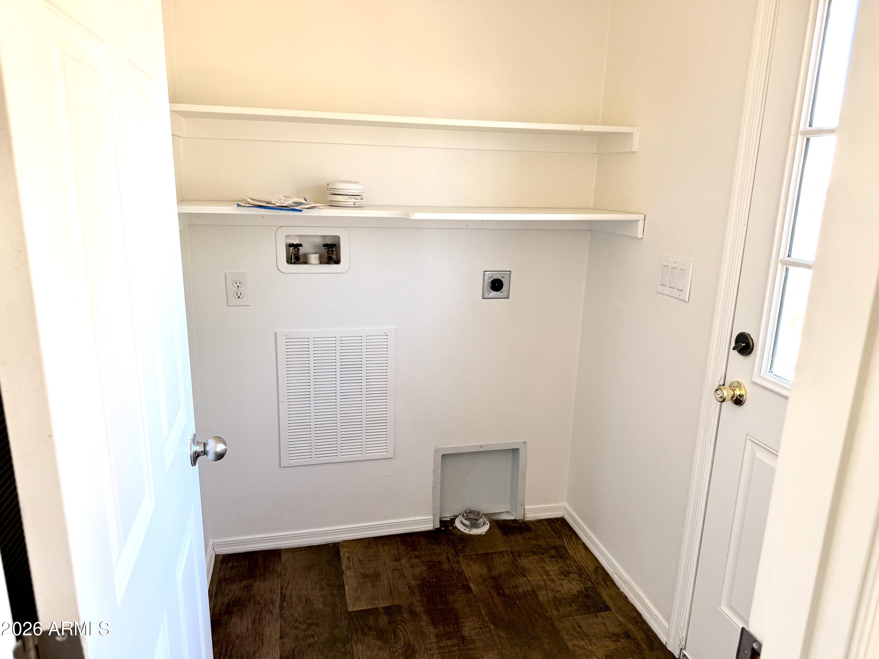 2122 MEADOW Lane