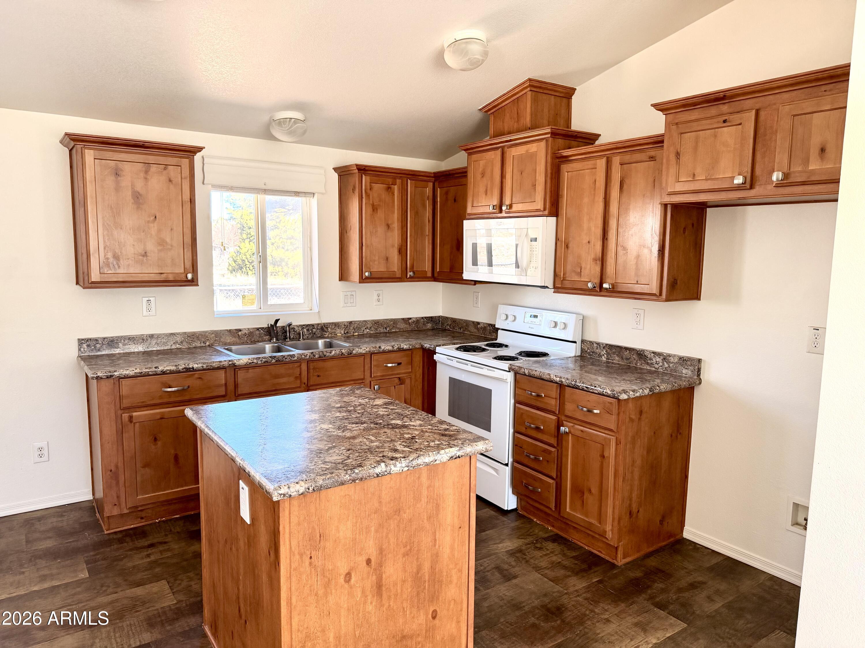 2122 MEADOW Lane