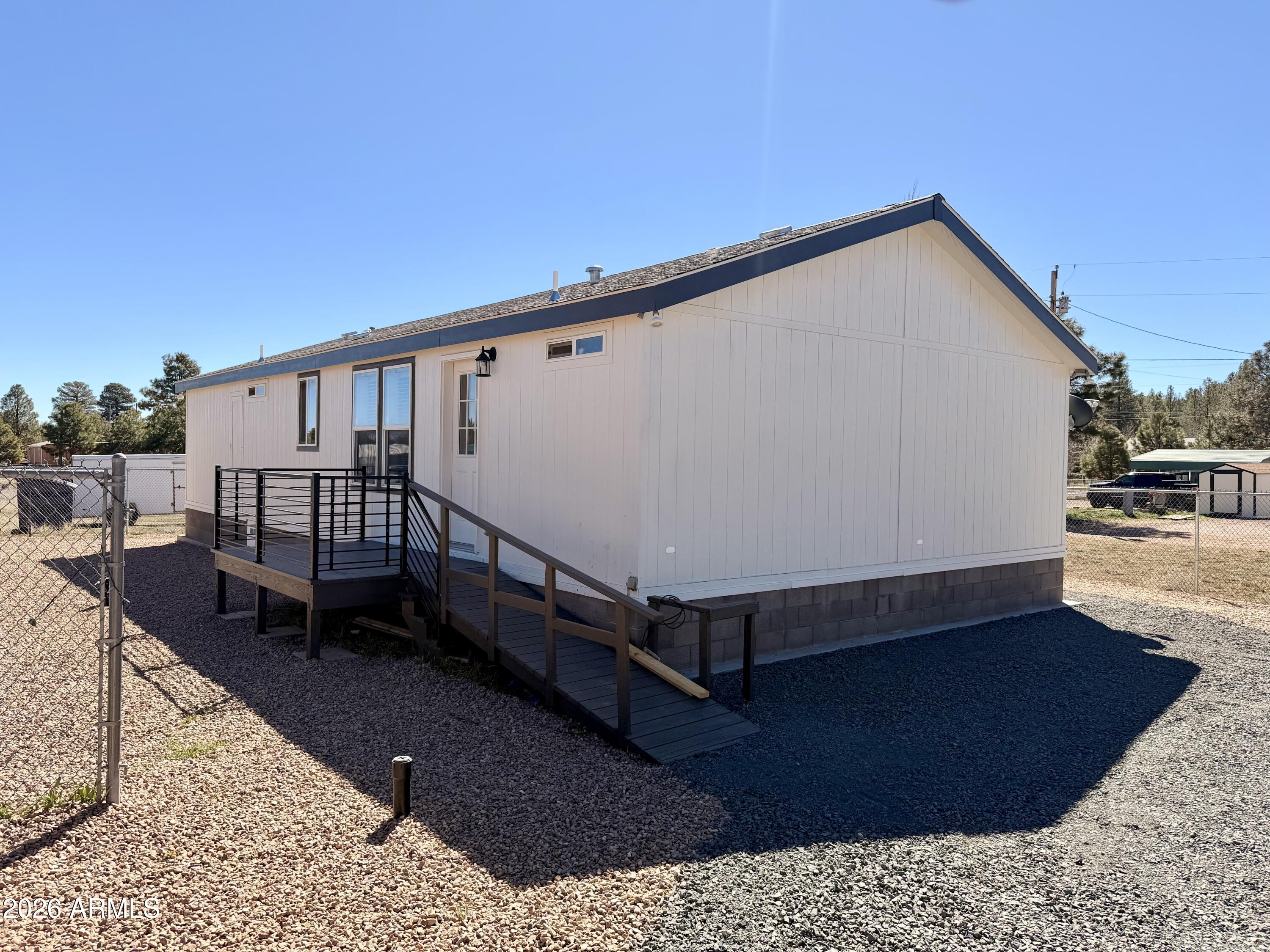 2122 MEADOW Lane