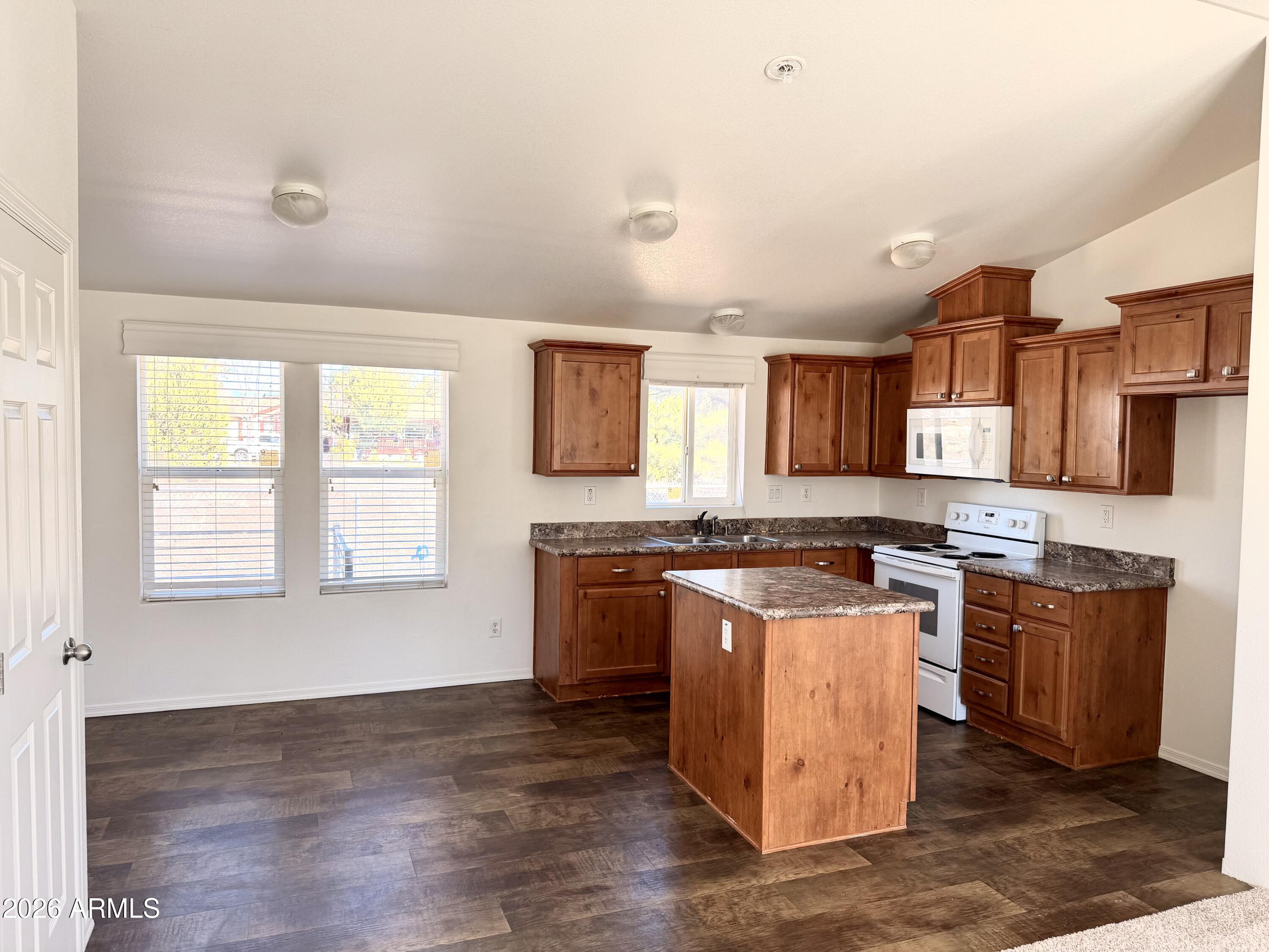 2122 MEADOW Lane