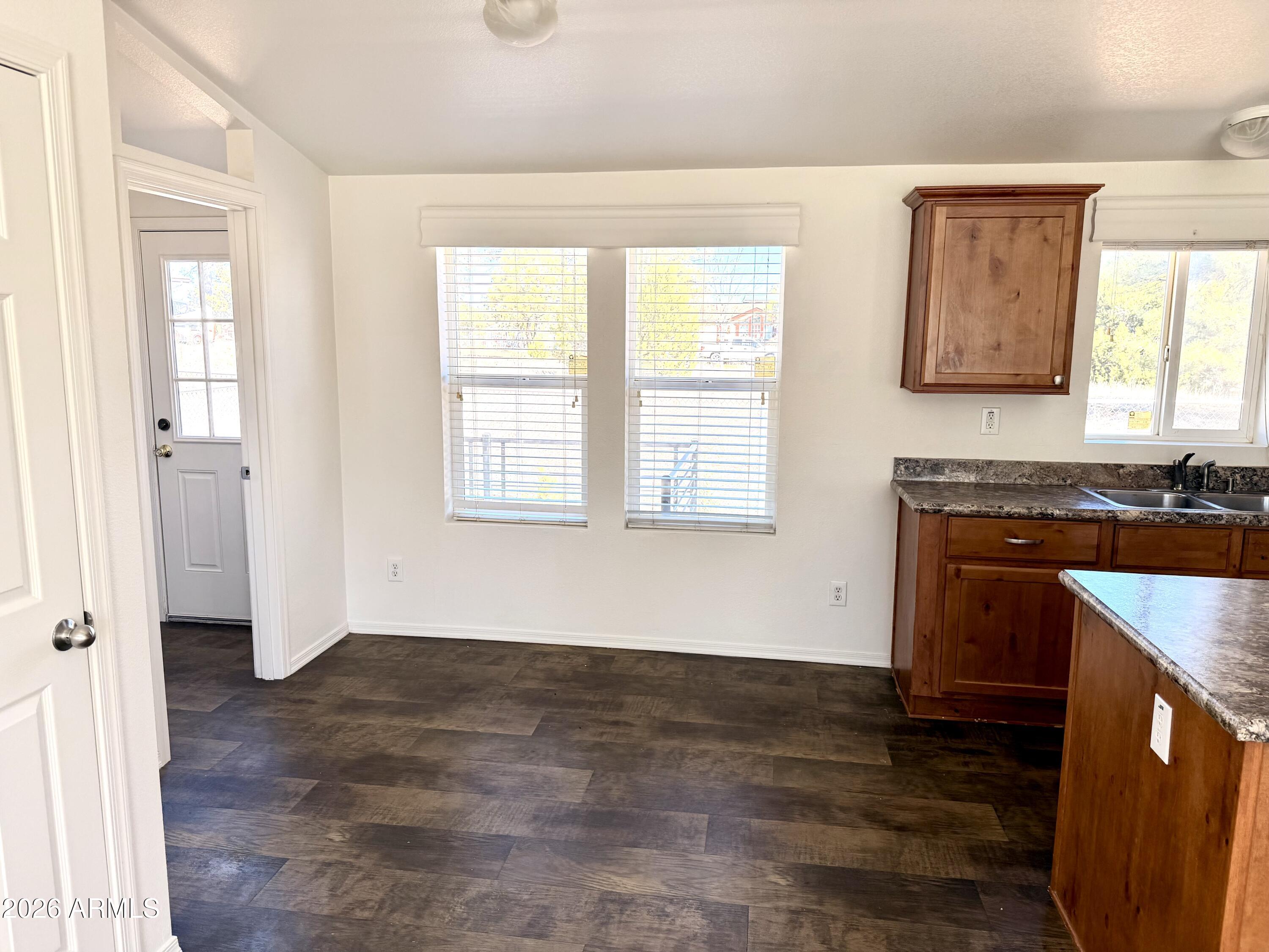 2122 MEADOW Lane
