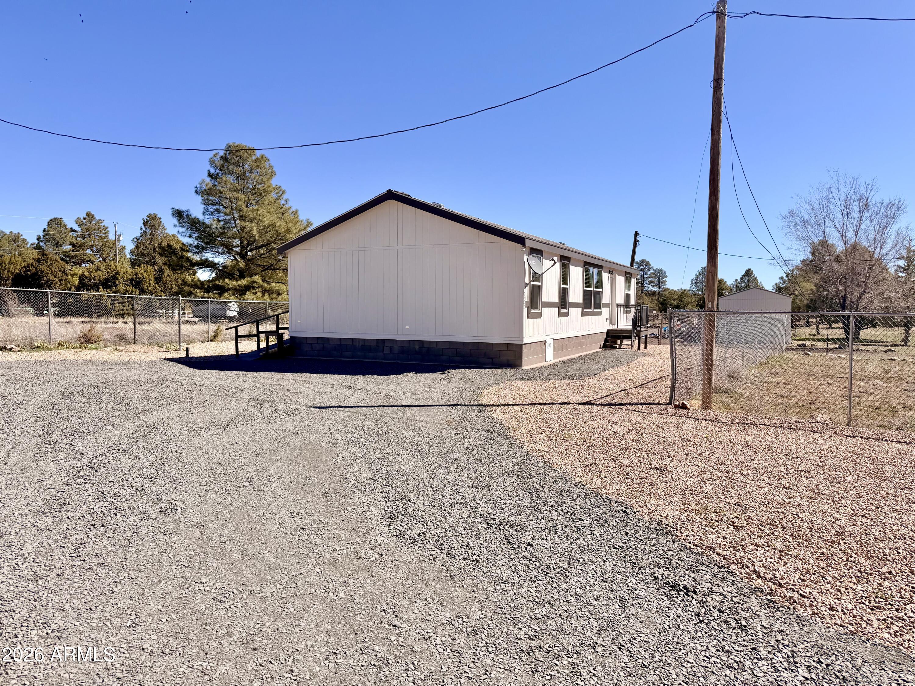 2122 MEADOW Lane