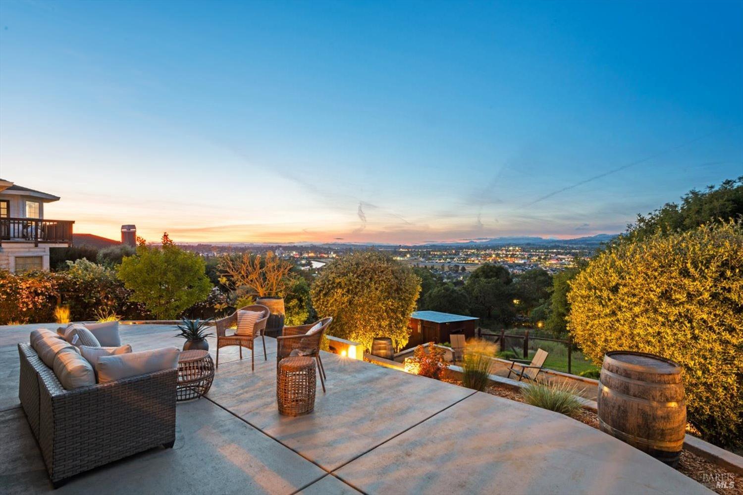 1085 Country Club Dr