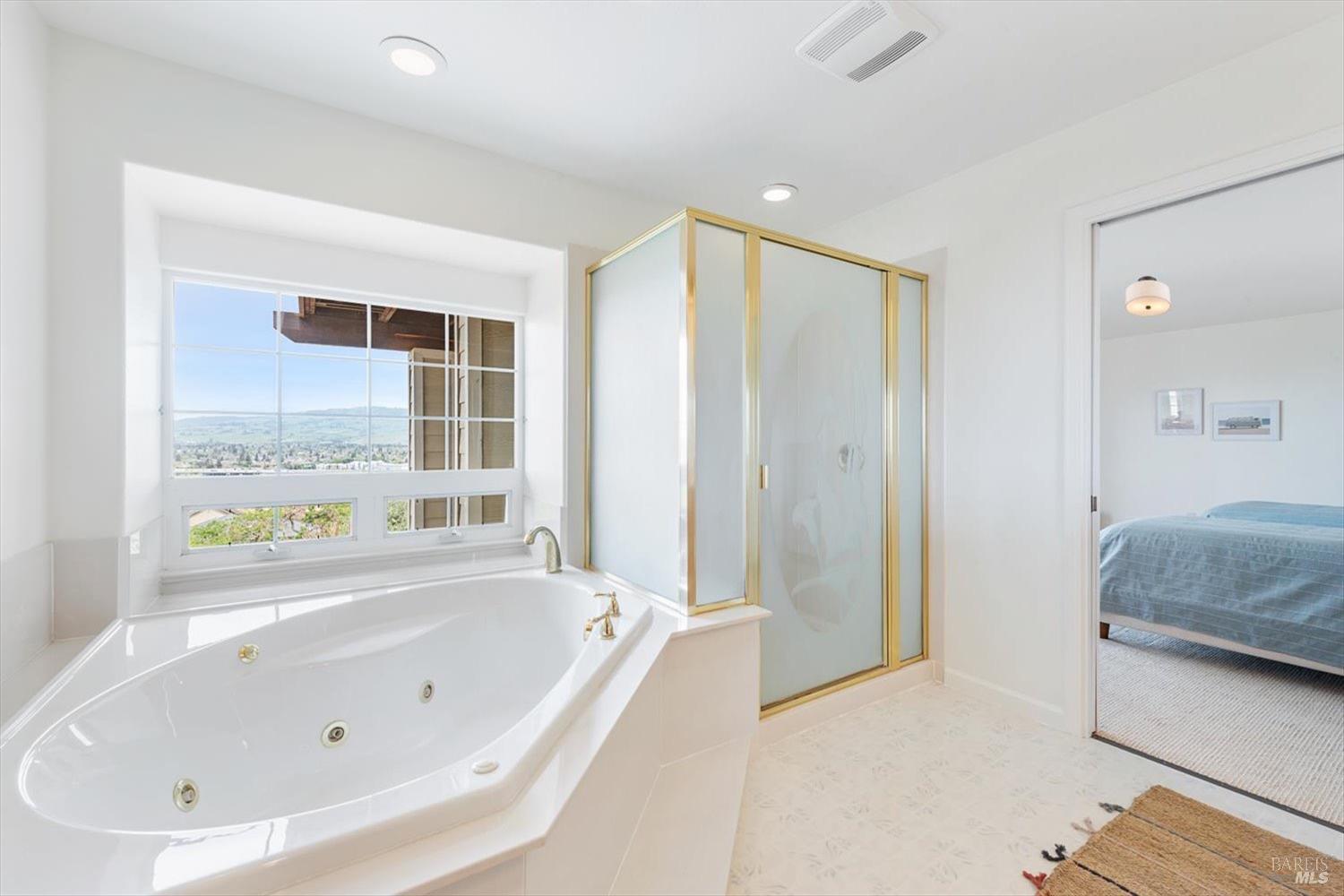 1085 Country Club Dr