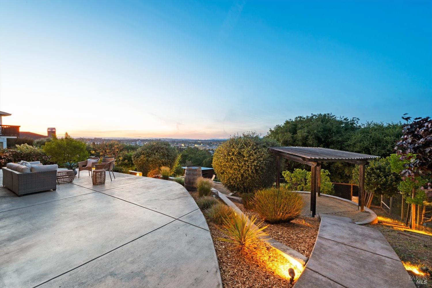 1085 Country Club Dr