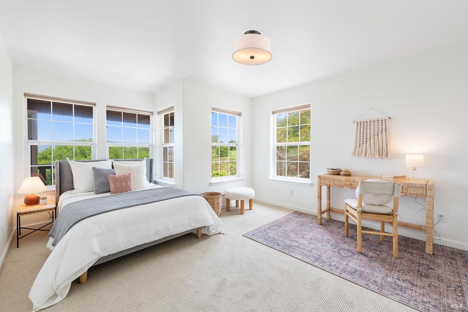 1085 Country Club Dr