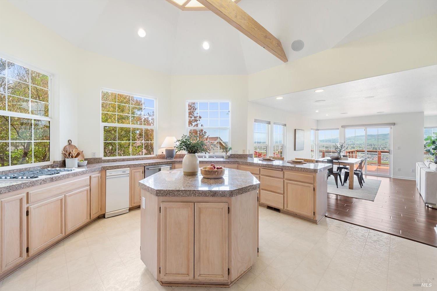 1085 Country Club Dr