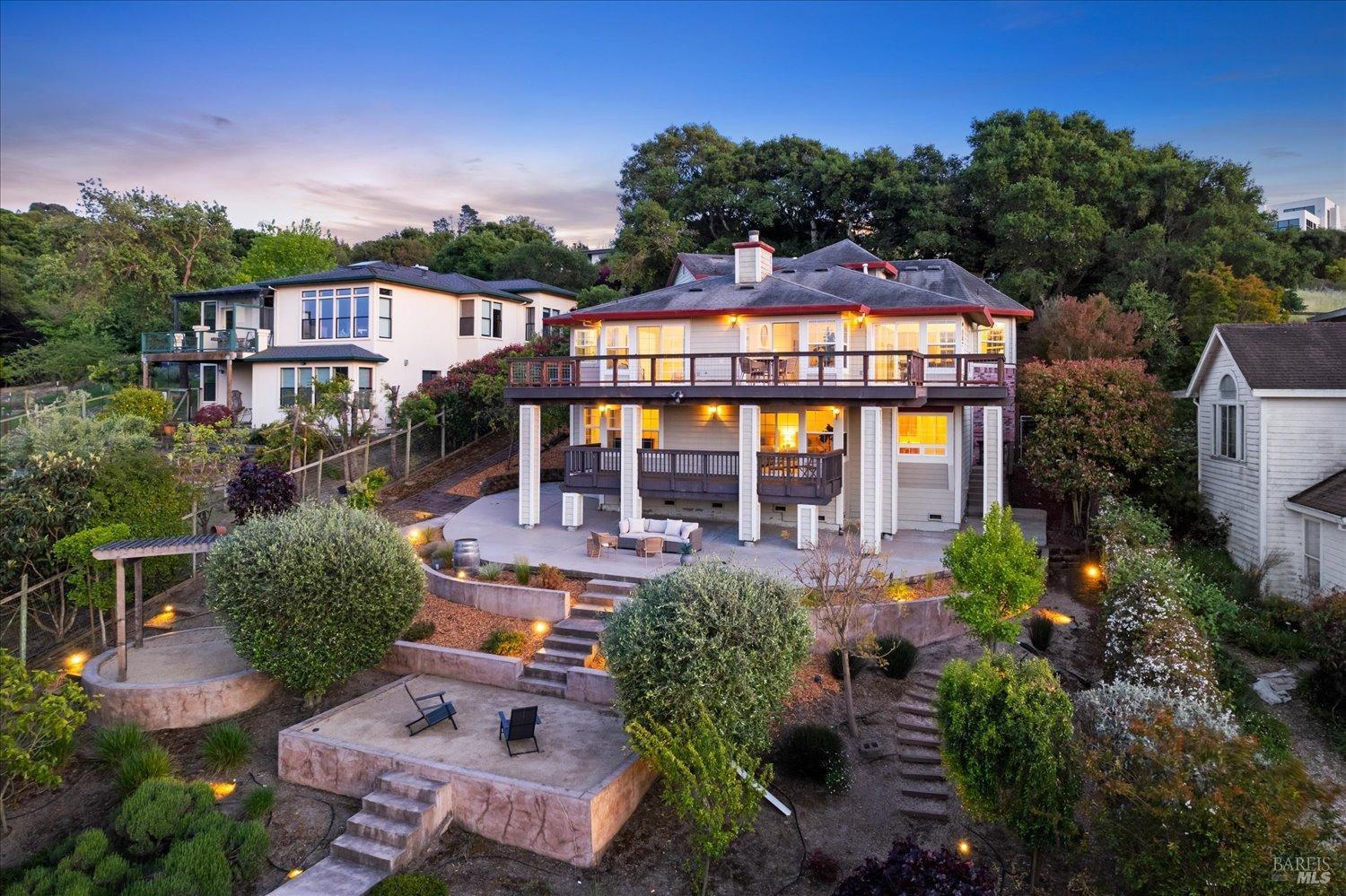 1085 Country Club Dr