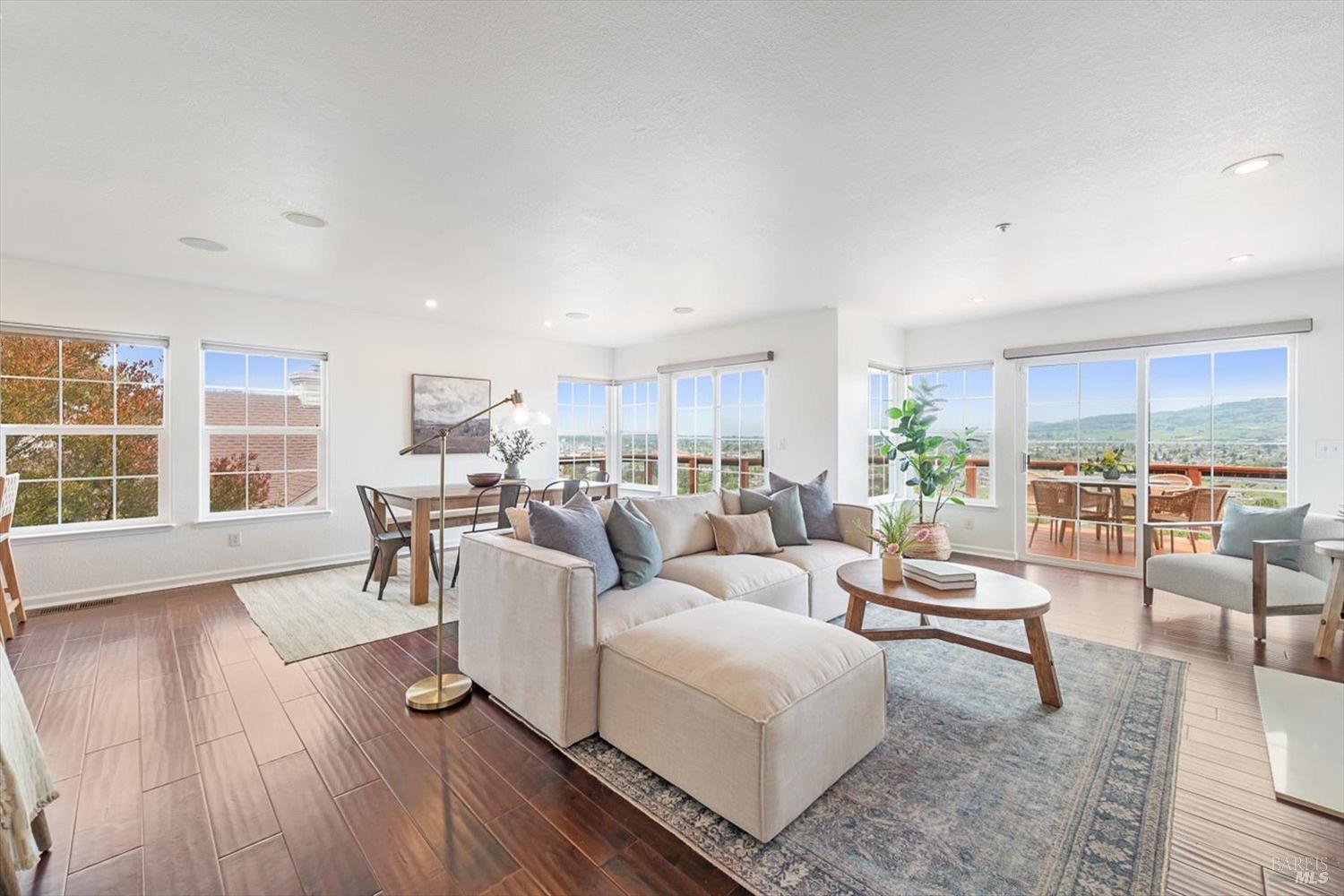 1085 Country Club Dr