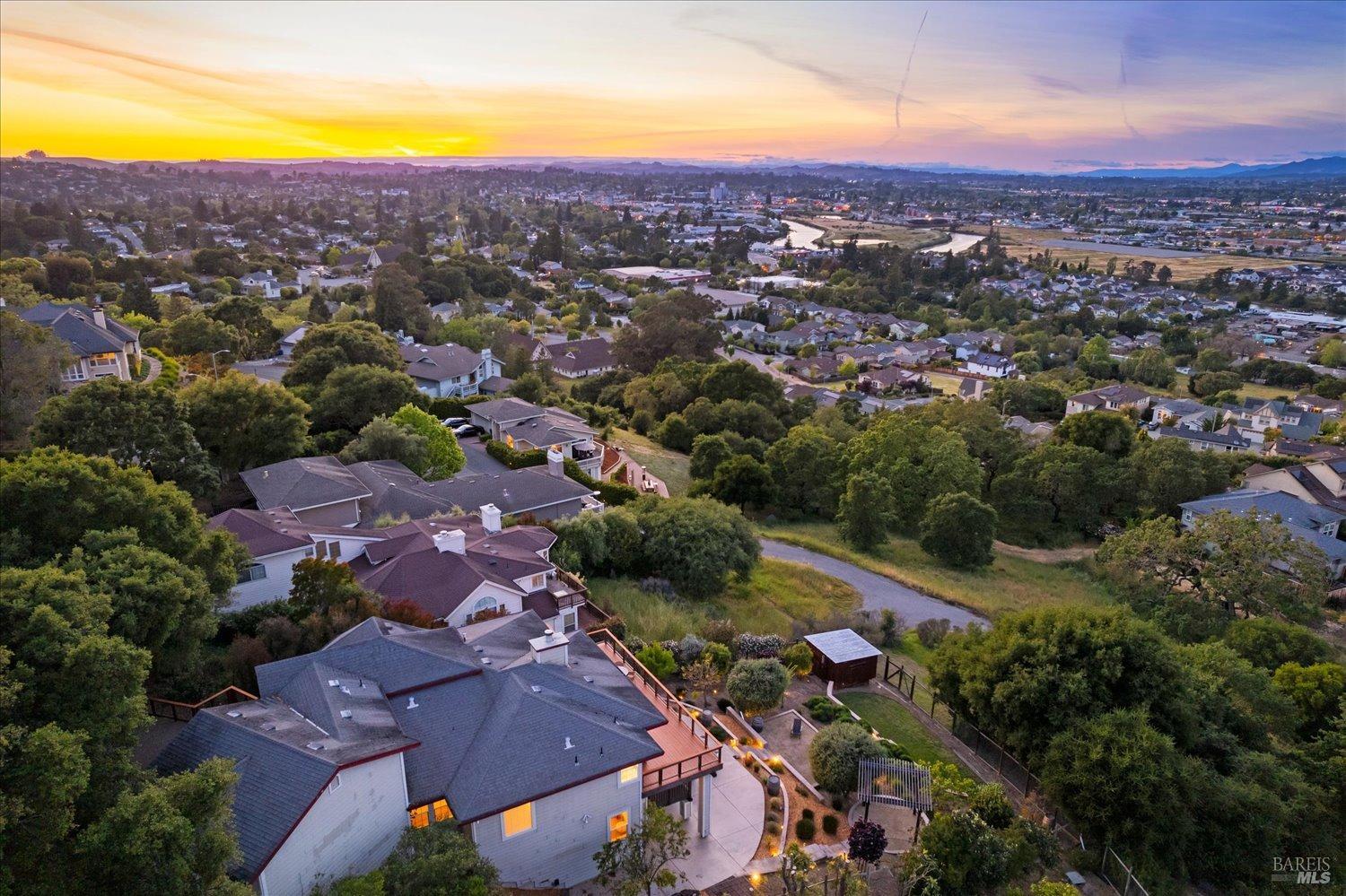 1085 Country Club Dr