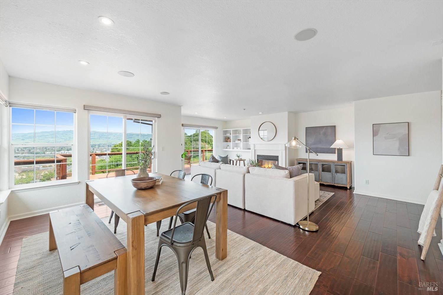 1085 Country Club Dr