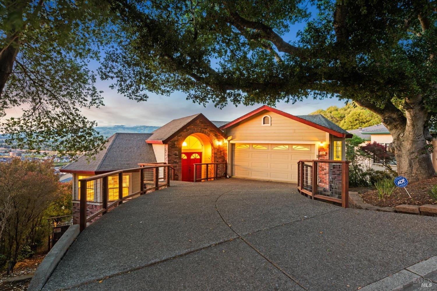 1085 Country Club Dr