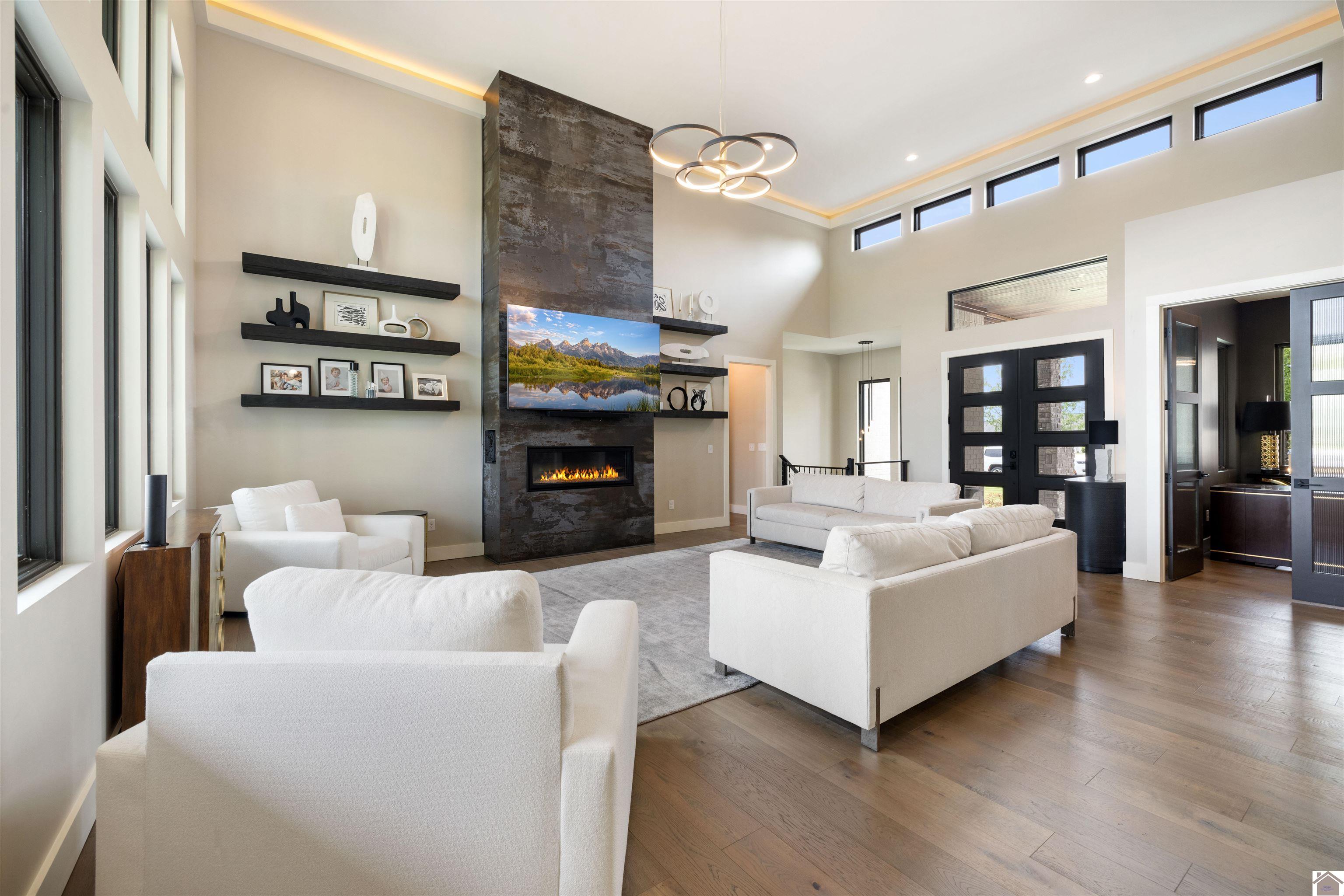 390 Forest Ridge