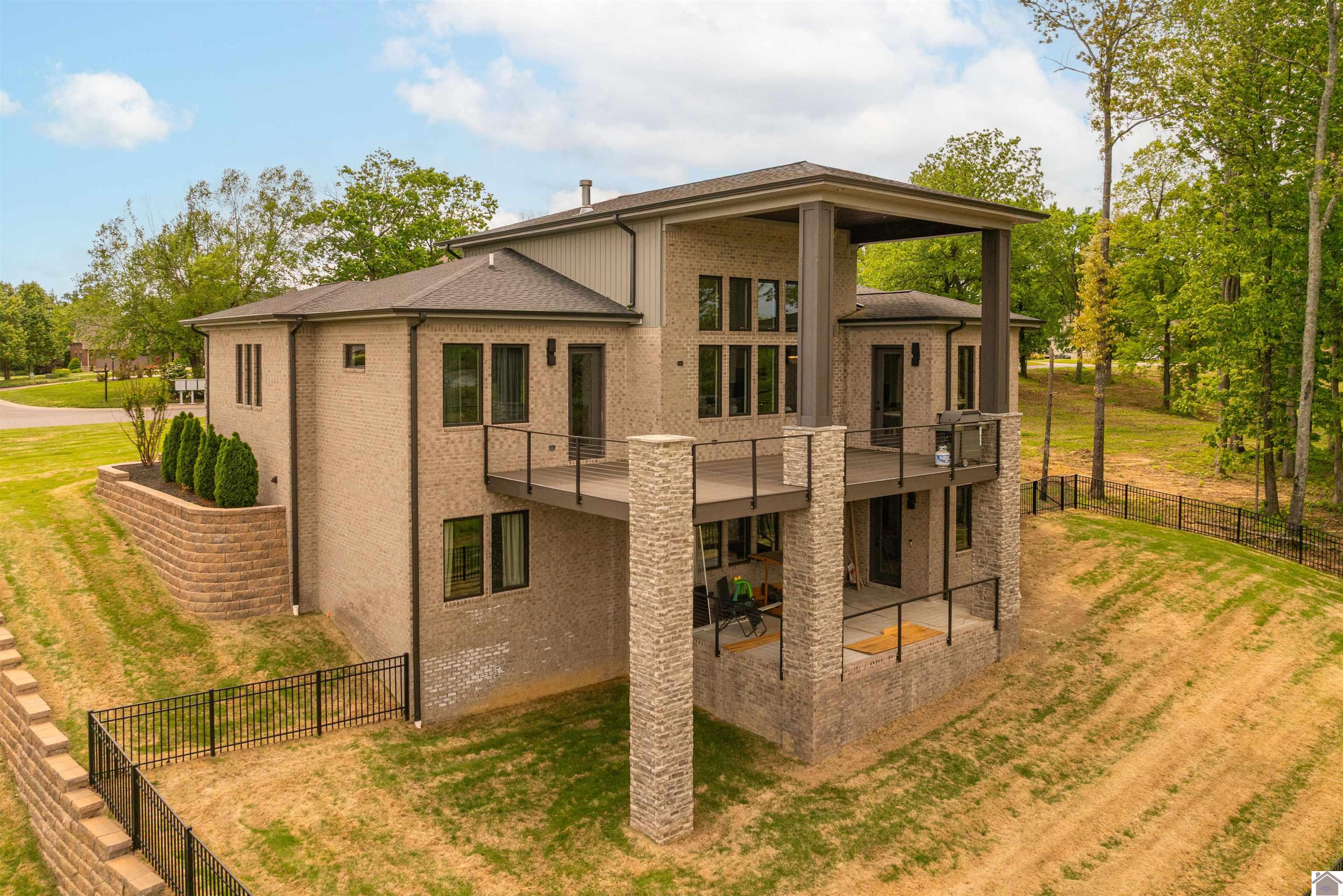 390 Forest Ridge