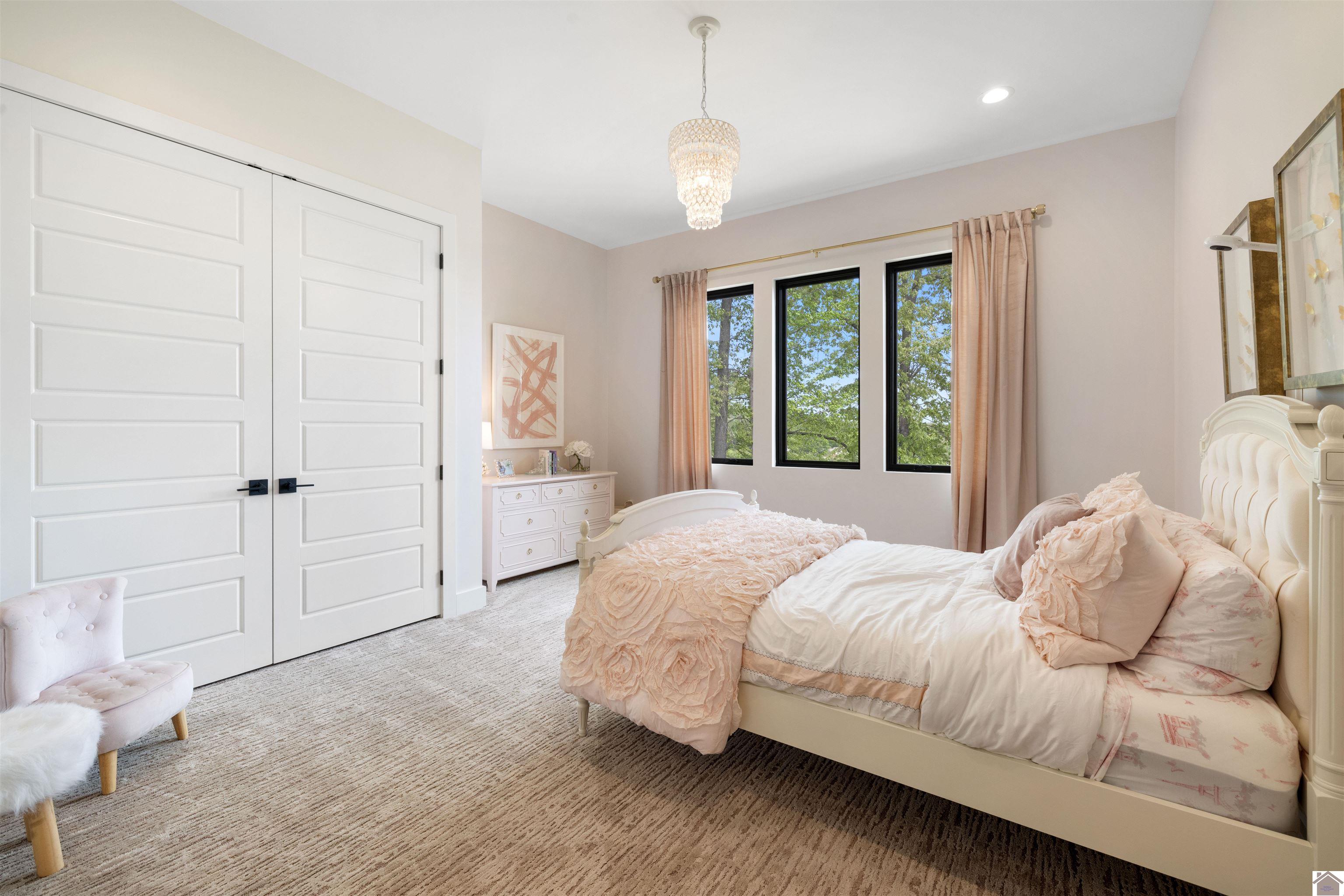 390 Forest Ridge