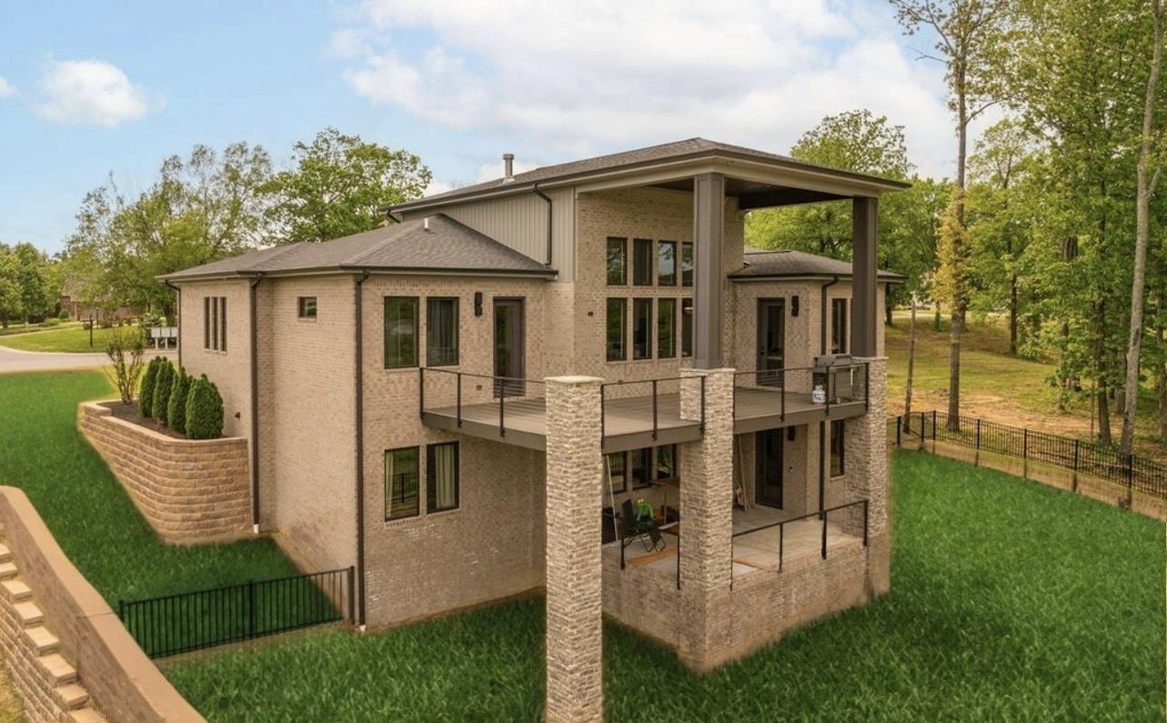390 Forest Ridge