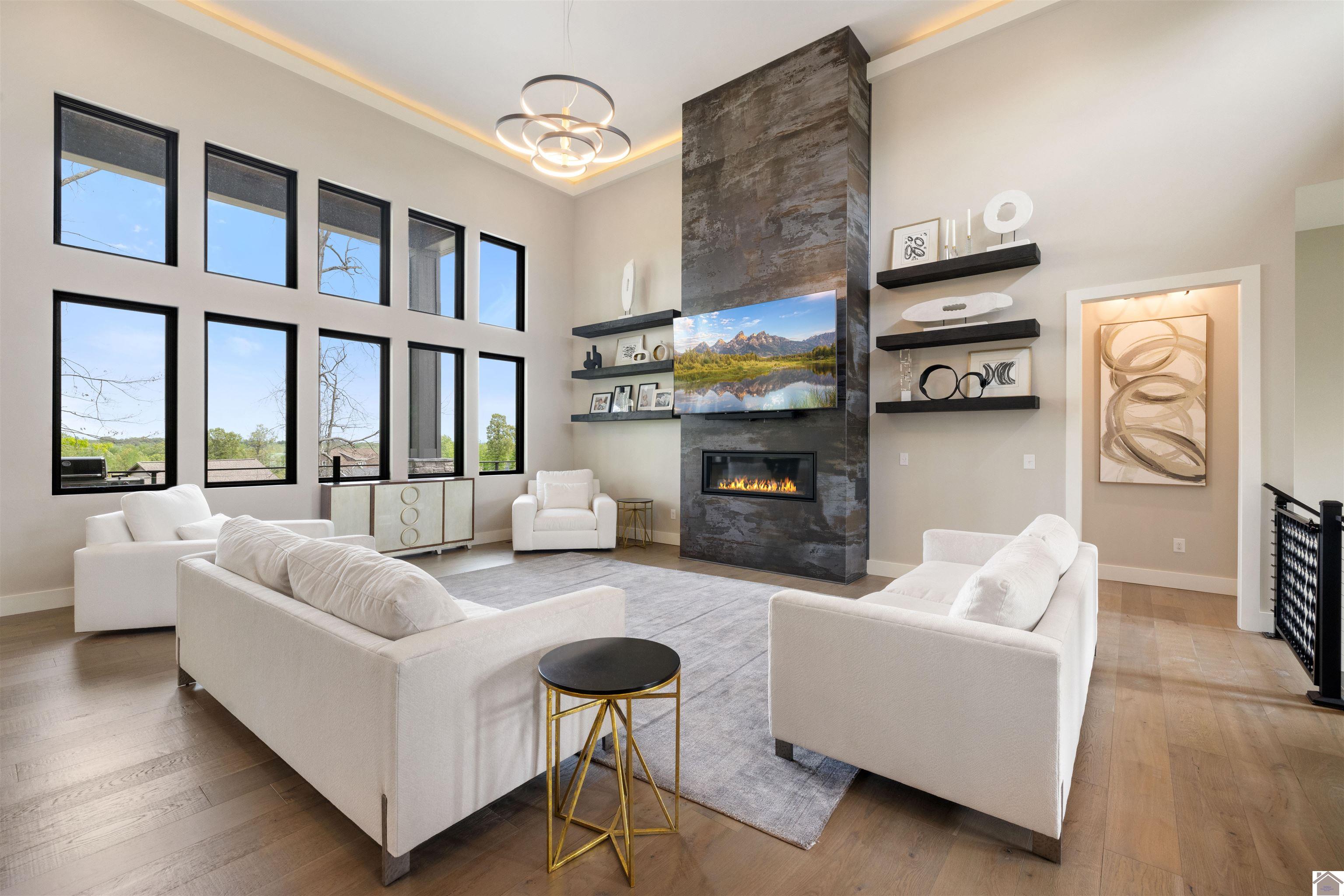 390 Forest Ridge