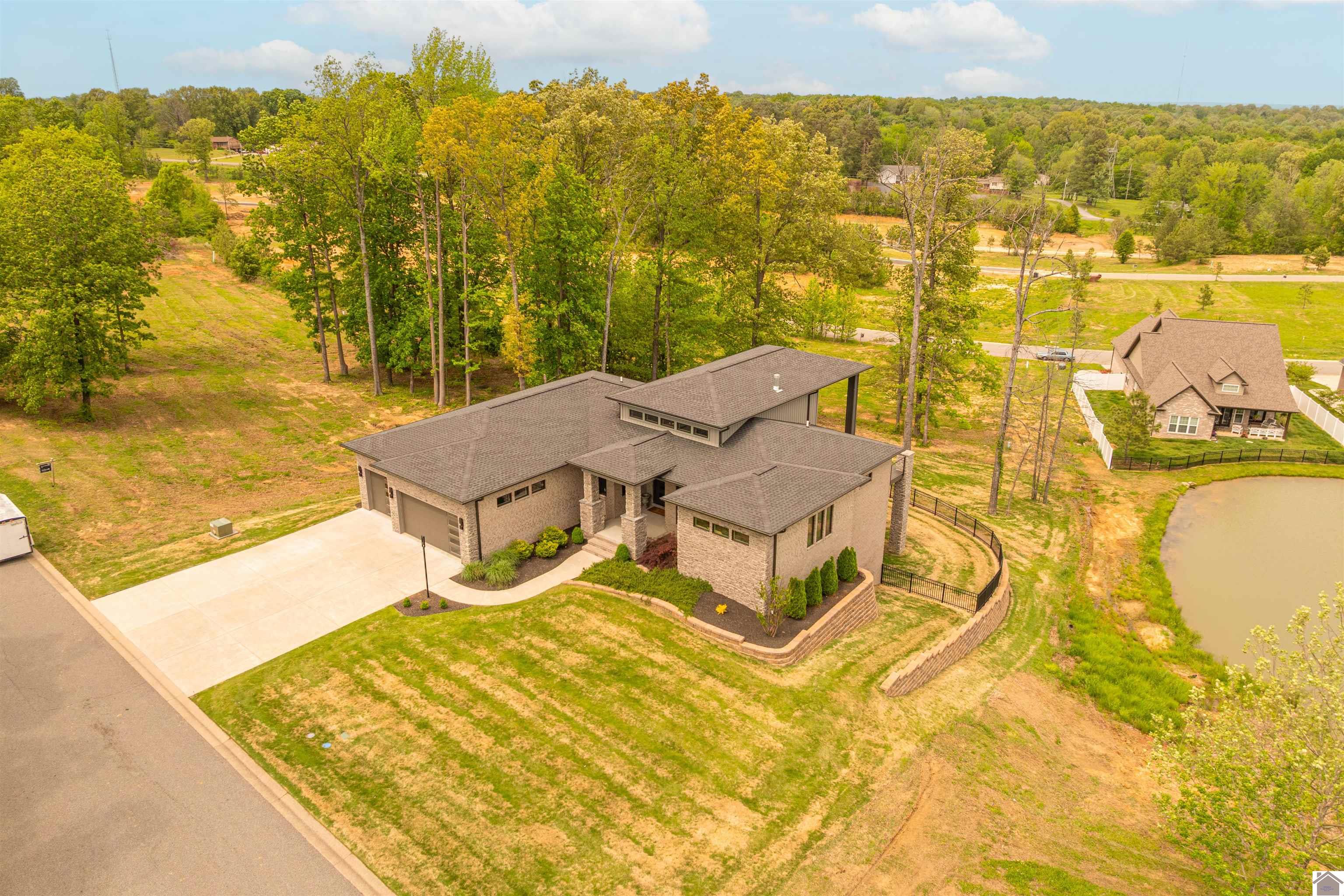 390 Forest Ridge