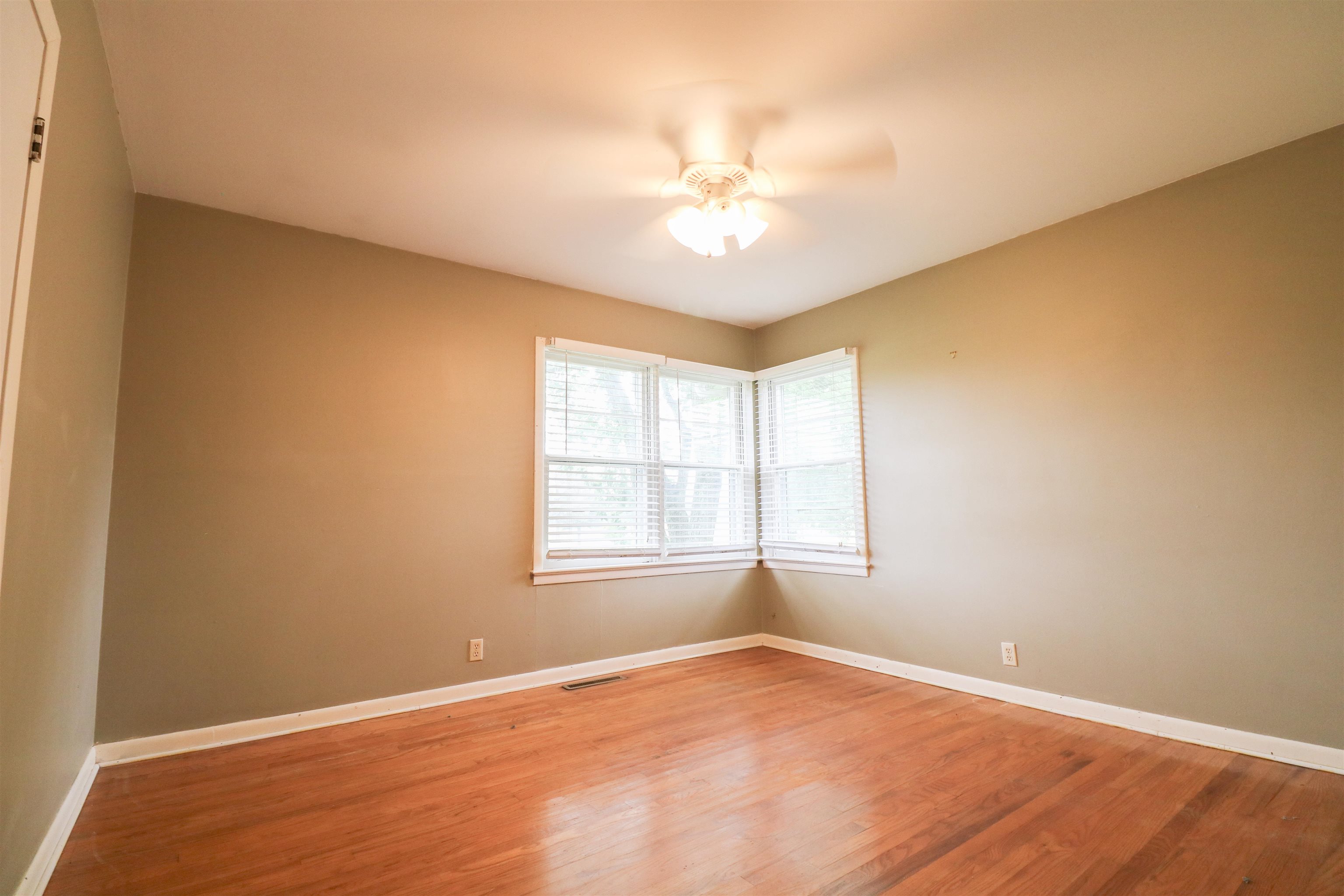 572 Lakeview Dr