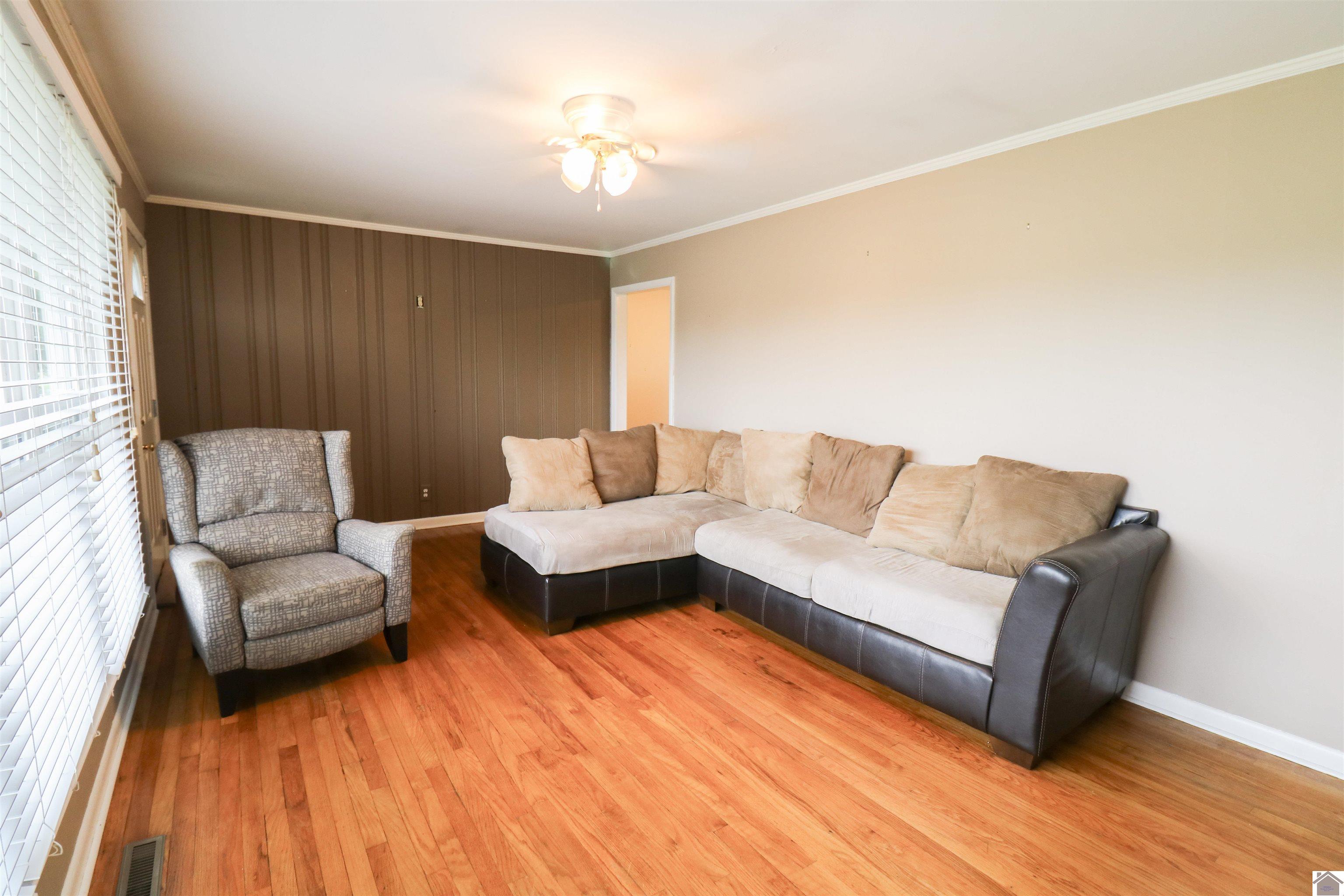 572 Lakeview Dr