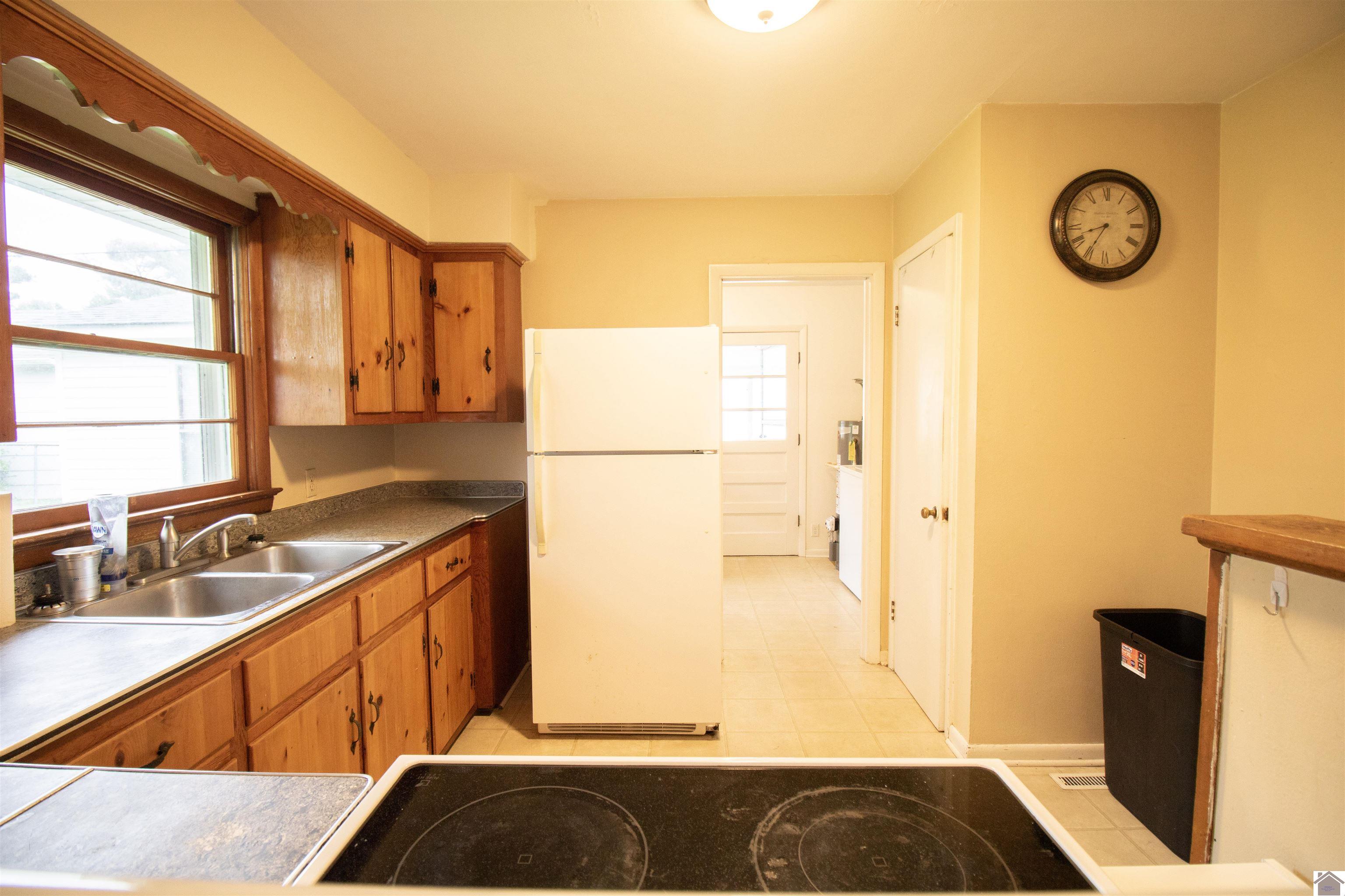 572 Lakeview Dr