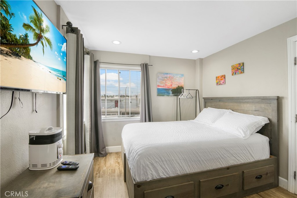 1007 E Balboa Boulevard