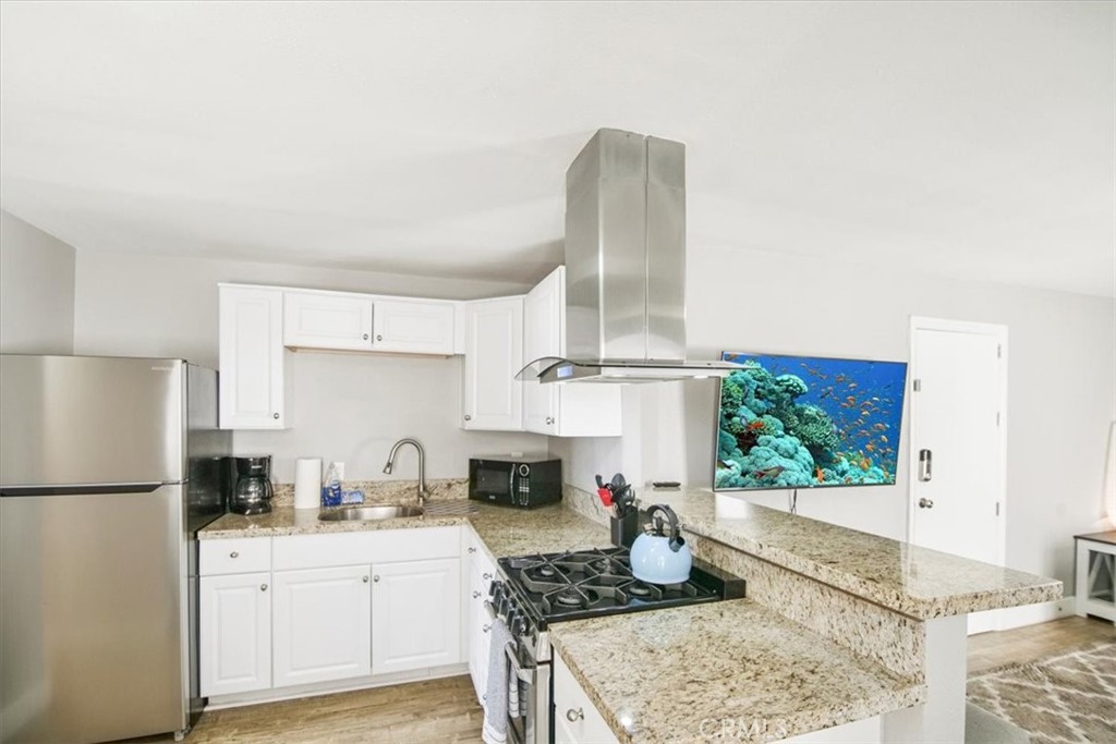 1007 E Balboa Boulevard