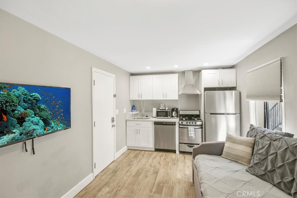 1007 E Balboa Boulevard