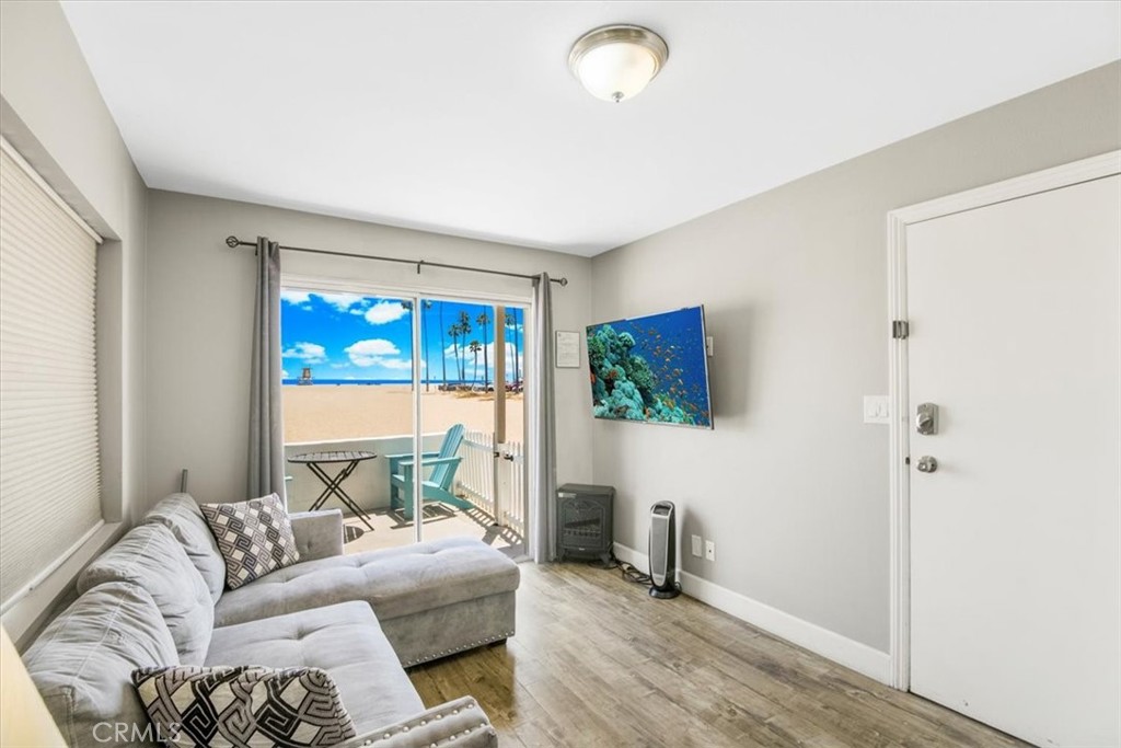 1007 E Balboa Boulevard