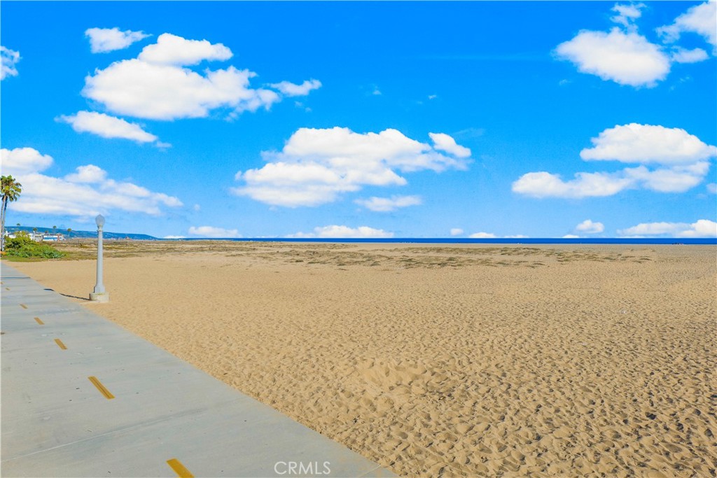 1007 E Balboa Boulevard