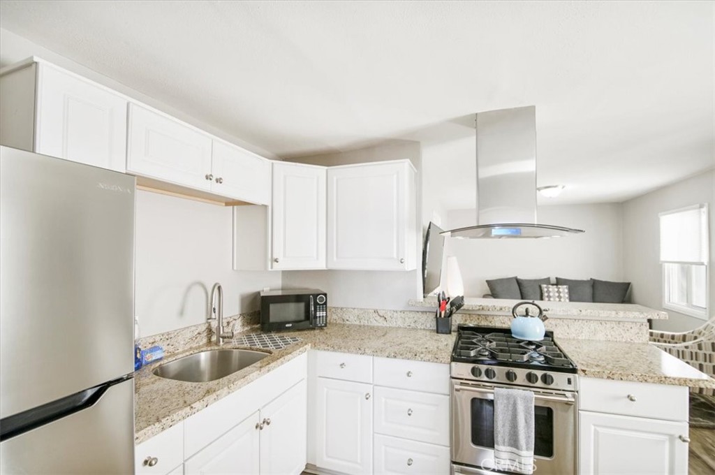 1007 E Balboa Boulevard