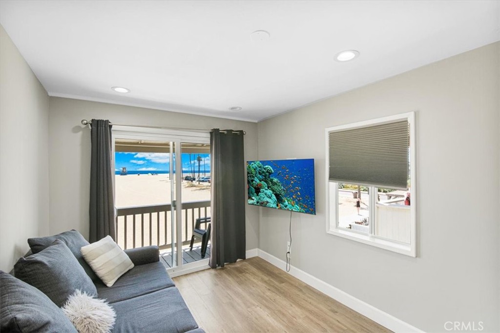 1007 E Balboa Boulevard