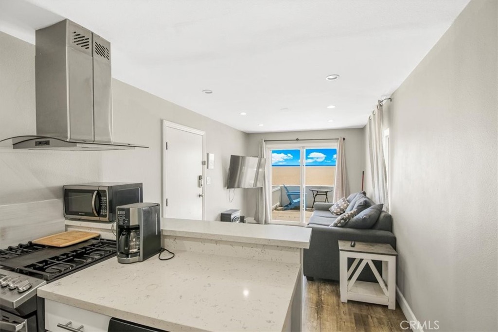 1007 E Balboa Boulevard