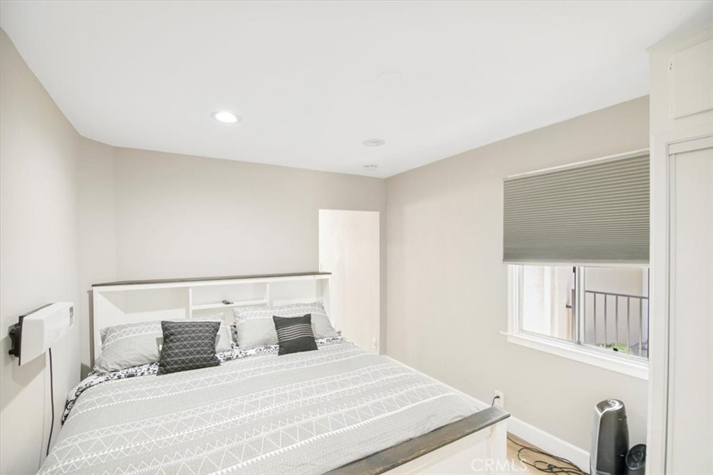 1007 E Balboa Boulevard