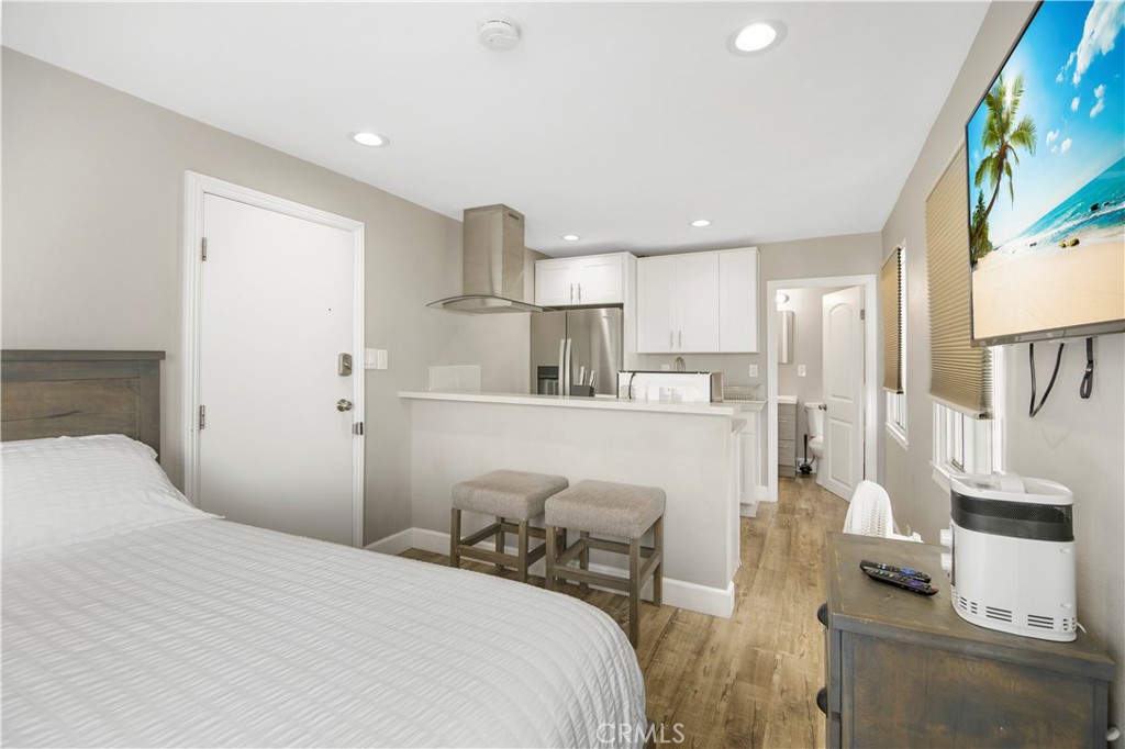 1007 E Balboa Boulevard