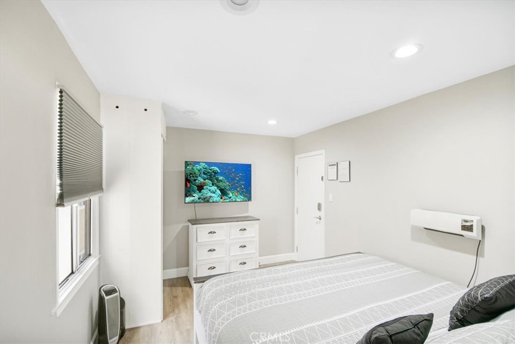 1007 E Balboa Boulevard