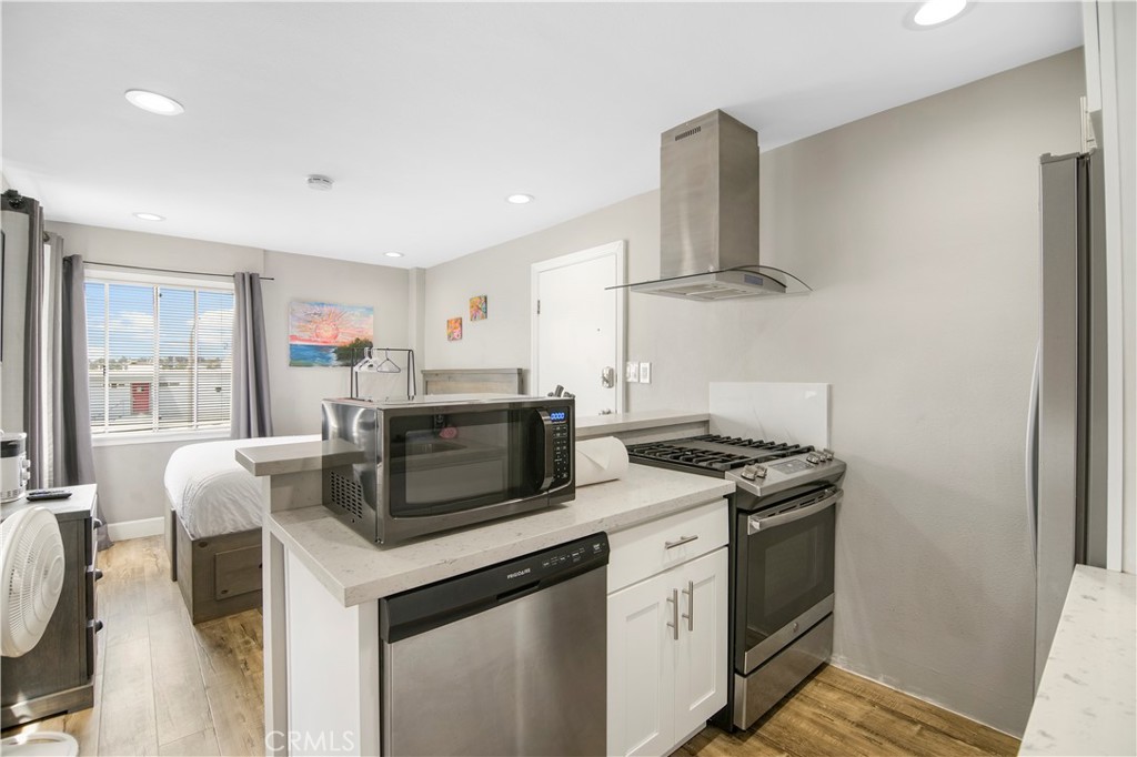 1007 E Balboa Boulevard