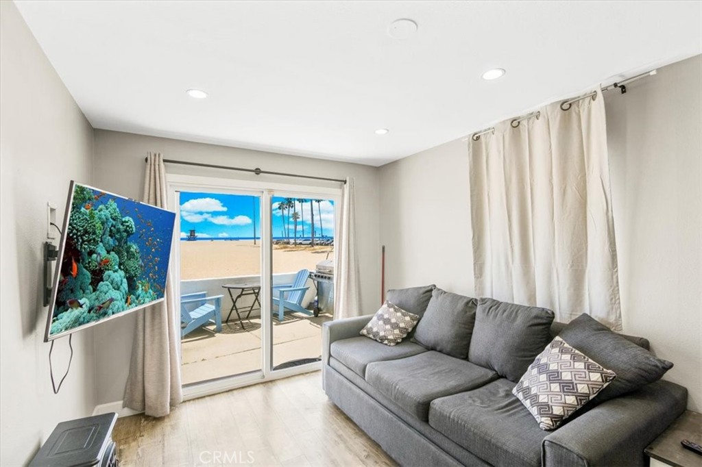 1007 E Balboa Boulevard