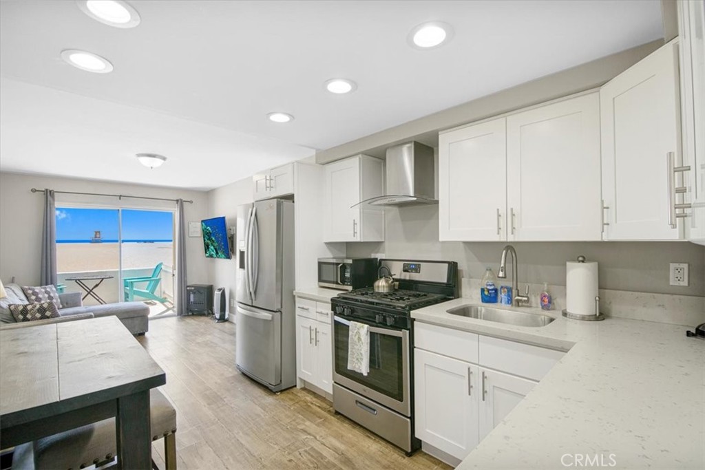 1007 E Balboa Boulevard