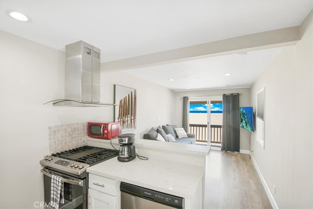 1007 E Balboa Boulevard