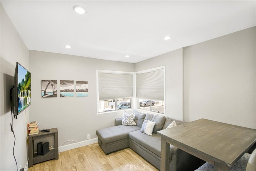 1007 E Balboa Boulevard