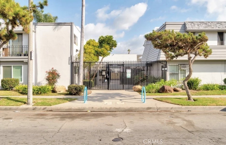 5530 Ackerfield Avenue 210