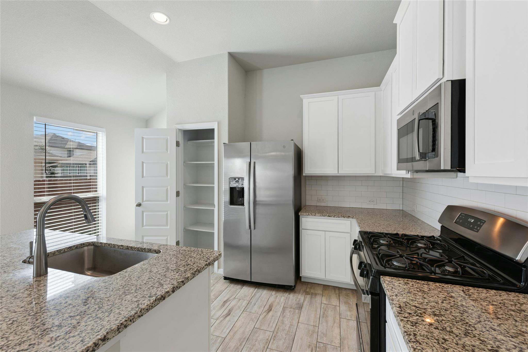 120 Lyndon DR