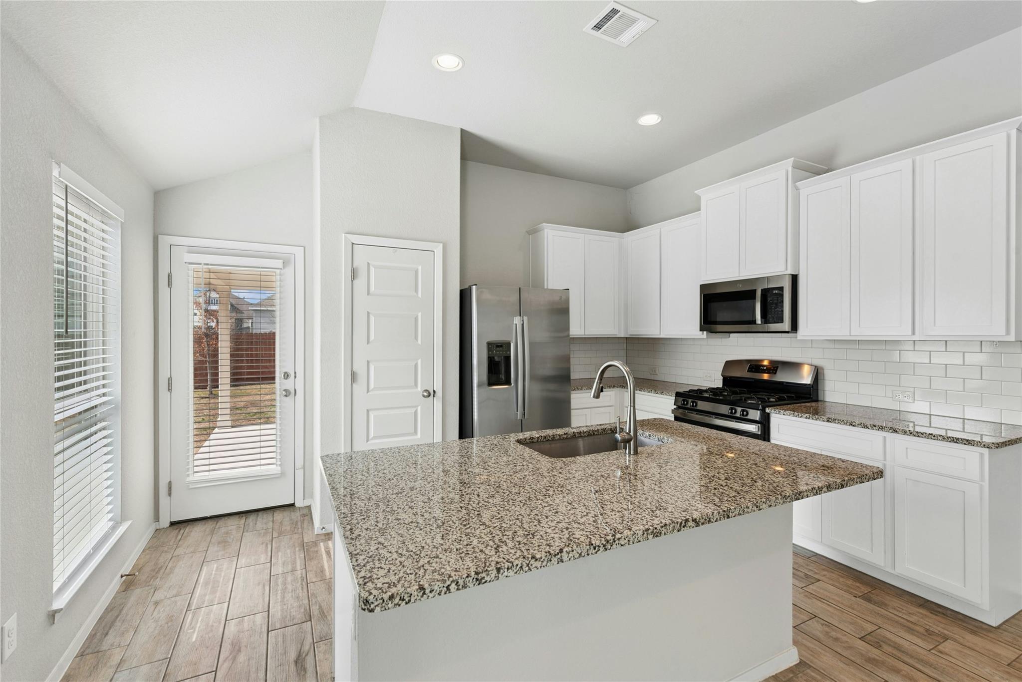 120 Lyndon DR