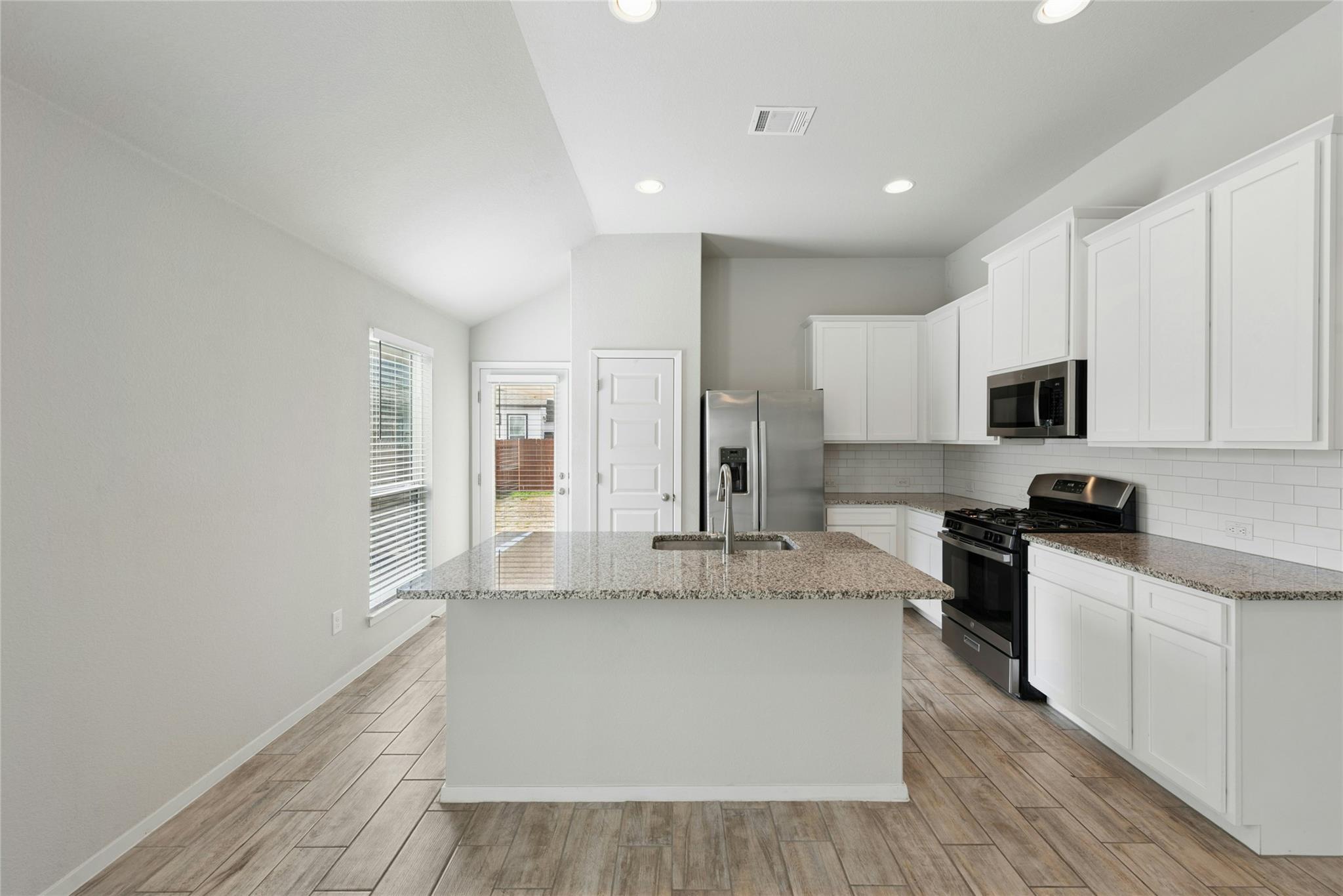 120 Lyndon DR